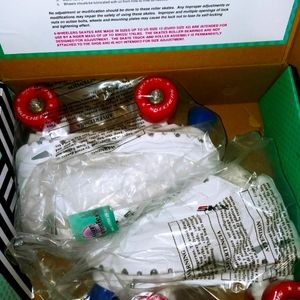 NEW Women's Skechers 4 Wheel White Skates Sz 10 NIB